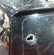 [Vídeo] Criminosos tentam roubar carro, atiram contra veículo e motorista sai ileso no Poço