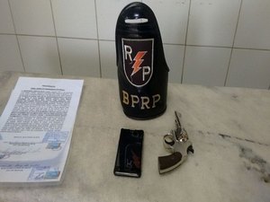 Adolescente é apreendido com arma de fogo e dois celulares roubados