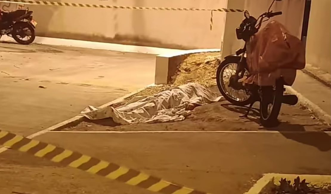 Homem é assassinado com tiros na cabeça em condomínio residencial de Maceió
