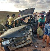 Após colisão, carro capota e deixa pelos menos um ferido