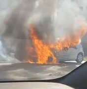 Carro é destruído por incêndio e mobiliza bombeiros em Maceió