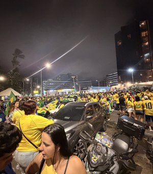 Vinda de Carlos Bolsonaro leva 150 mil pessoas ao Bloco do 22 em Maceió