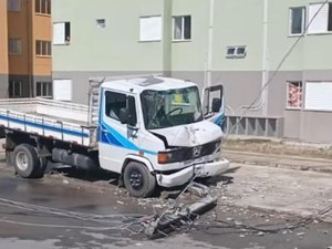 [Vídeo] Caminhão colide contra poste e deixa parte do Vergel do Lago sem energia