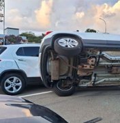 Acidente entre dois carros provoca tombamento em cemitério de Maceió