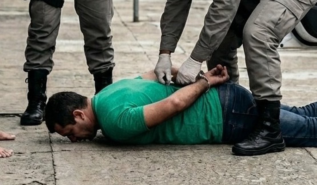 Homem espanca mulher e é preso após se esconder na casa mãe em Maceió