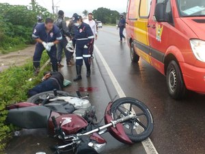 Motoqueiro é atropelado e populares roubam celular e carteira da vítima