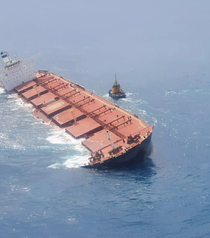 Ibama encontra óleo ao redor de navio encalhado na costa do Maranhão