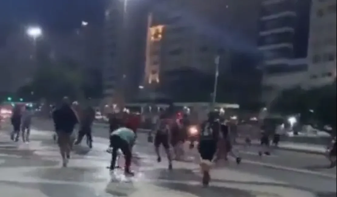 Torcedores do Flamengo e do Olimpia brigam em praia de Copacabana
