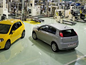 Fiat anuncia recall de 133 mil Punto e Linea por falha no eixo traseiro