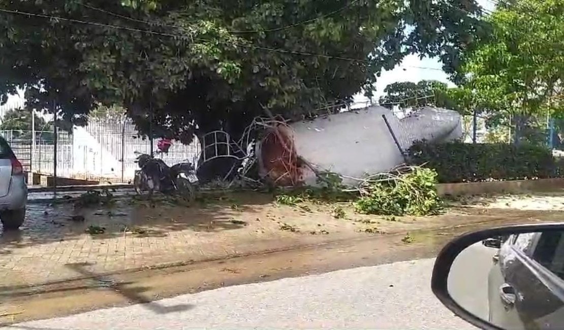 [Vídeo] Caixa d'água da Escola Quintella Cavalcanti desaba em Arapiraca