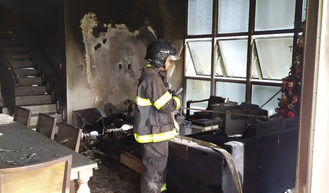 Bombeiros são acionados para controlar incêndio na casa do prefeito Rogério Teófilo