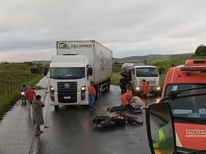[Vídeo] Grave colisão de motocicleta com cavalo deixa homem ferido entre Branquinha e Murici