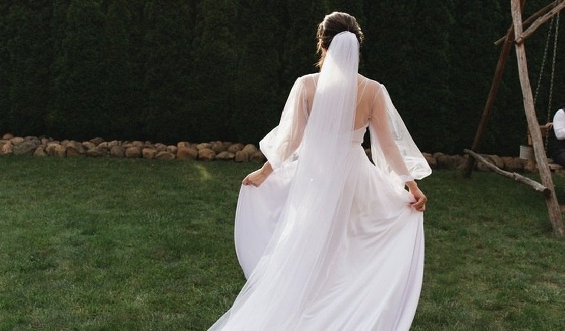 Treta no casório: sogra posta fotos do vestido da noiva e é expulsa do casamento pelo próprio filho
