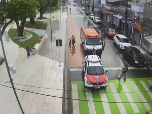 Câmeras da SSP flagram agressão na Praça Deodoro e PM prende suspeito