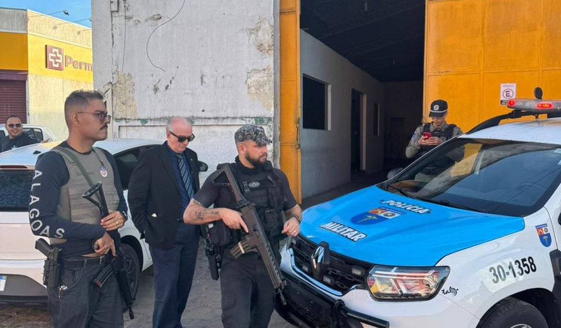 [Vídeo] Operação de combate a fraudes fiscais cumpre mandados em galpão e condomínio de luxo em Arapiraca
