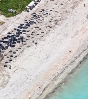 Óleo aparece em mais praias no RJ e ministro fala em “fazer de tudo” para minimizar desastre