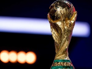 Torcedores de seleções eliminadas se juntam a cambistas na Copa da Rússia