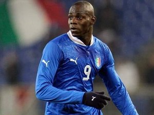 Arsenal prepara oferta de R$ 95 milhões para contratar Balotelli