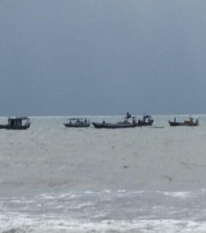 Barco de pesca naufraga no mar do município de Maragogi e tripulação é socorrida