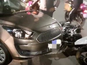 [Vídeo] Acidente entre carro e moto deixa dois feridos no Jacintinho