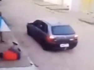 [Vídeo] Câmeras de segurança flagram homicídio na porta de residência em Arapiraca