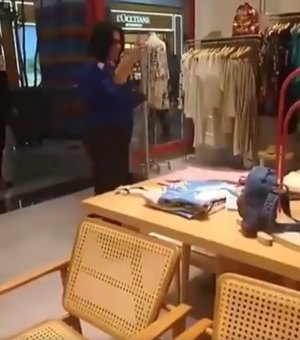 De azul em loja, ministra Damares é questionada por vendedor