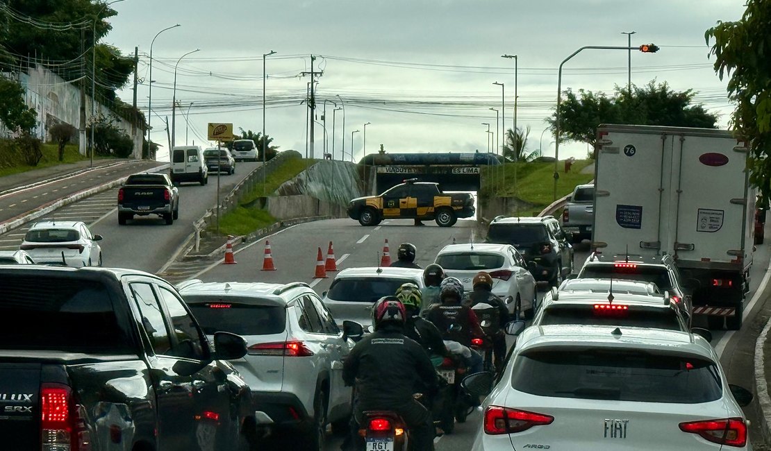 Moradores bloqueiam Av. Josefa de Melo contra ﻿mudanças nas linhas de ônibus e deixam trânsito parado