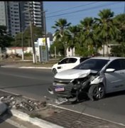 [Vídeo] ﻿Táxi derruba poste, fica atravessado na pista e deixa trânsito lento na Av. Gustavo Paiva