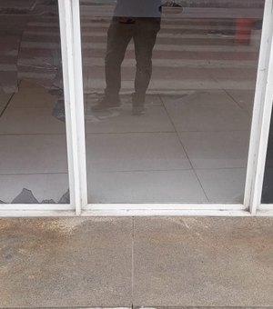 Agência bancária tem vidros quebrados por vândalos, em Arapiraca