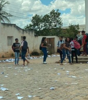 Estudantes de escola pública rasgam livros e cadernos em 'comemoração' pelo fim das aulas em Arapíraca