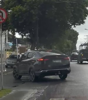 Motoristas desrespeitam sinalização e fazem conversão proibida na Av. Ceci Cunha, em Arapiraca