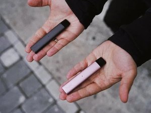 Confundido com cigarro “do bem”, perigo de vapes passa despercebido em locais fechados