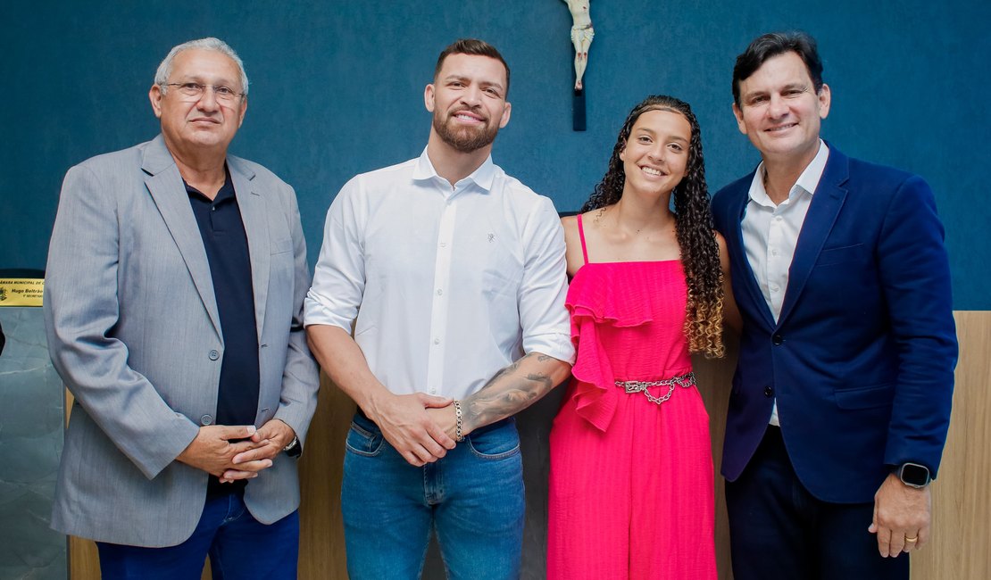 Prefeito Marcelo Beltrão prestigia homenagem a atletas coruripenses na Câmara
