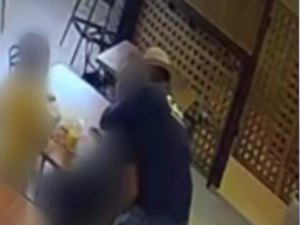 Homem ataca policial com mata-leão, rouba arma e é preso em Marechal