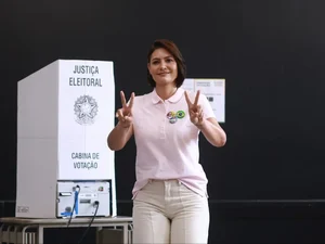 Michelle diz o que Bolsonaro achou de debate de Flávio e Lula