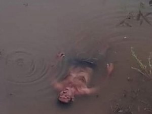 Homem que estaria embriagado dorme em rio e é confundido com morto