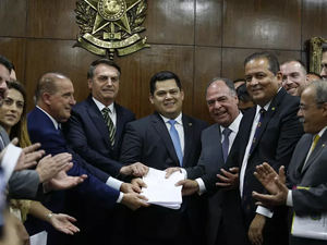 Governo propõe corte de jornada e salário de servidores