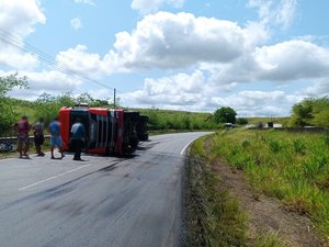Carreta tomba na rodovia BR 101 e carga é saqueada