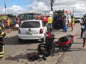 Motociclista fica preso em para-brisa de veículo após colisão em Arapiraca