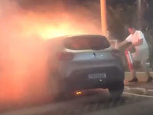 Veículo pega fogo no bairro da Cruz das Almas, em Maceió