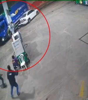[Vídeo] Caminhão arrasta veículos após manobra em posto de combustíveis em São José da Tapera