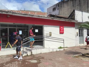 Jovem quebra caixas eletrônicos de banco em Maragogi