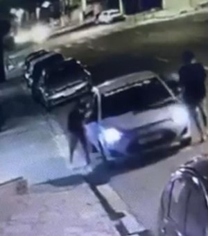 [Vídeo] Trio é flagrado roubando carro de motorista de aplicativo na Jatiúca