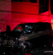 Carro atinge motocicletas e derruba poste na AL-101 Norte, em Paripueira