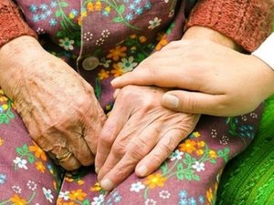 Proposta que torna crime dificultar contratação de plano de saúde para idoso é aprovada