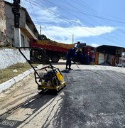 Seminfra inicia processo de tapa-buraco na Rua Boa Vista, principal via do bairro Rio Novo