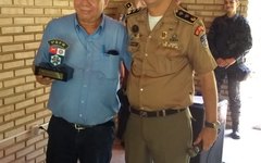 Major Palmeira durante a despedida com o prefeito Sérgio Lira