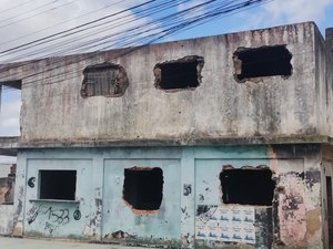 [Vídeo] Moradores reclamam que imóveis abandonados no bairro Brasília viraram ponto para usuários de drogas