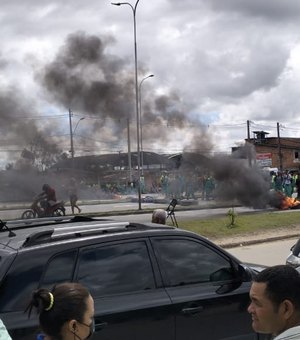 Funcionários de empresa terceirizada de Maceió protestam por salários atrasados