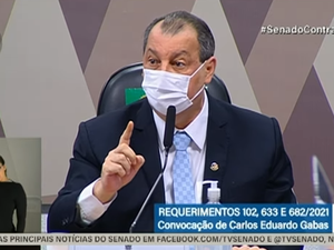 “Nós não estamos vivendo um filme, isso não é ficção”, diz Aziz sobre pandemia